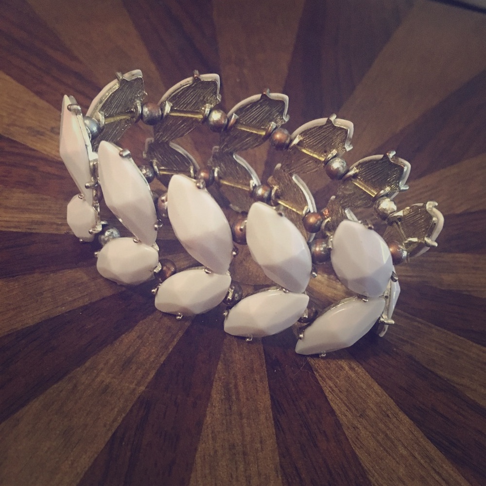 Bracelet with light pink stones